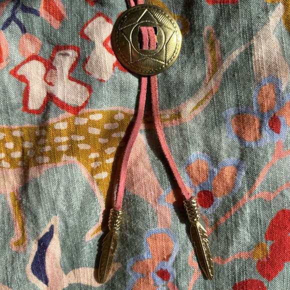 Vintage Jewelry - Vintage Concho Bolo Tie – Gold Tone Feather Tips – Pink Suede Cord